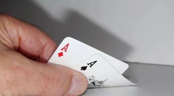 【APT扑克】教学:你要躲开的不是下风期,而是情绪失控