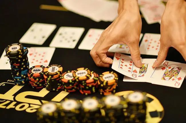 【APT扑克】牌局分析:KQ翻牌击中顶对,转牌圈该怎么打?
