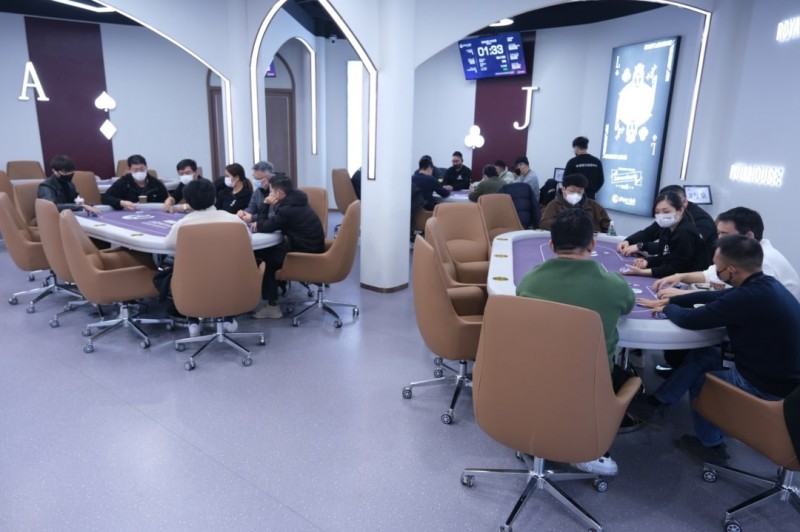 【APT扑克】玩家竞技|新年赛主赛事40人晋级第二轮 董平36.6万记分牌领跑C组!