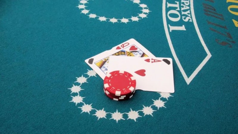 【APT扑克】牌局分析 | 同花AQ,翻前遇到加注和3bet,怎么办?