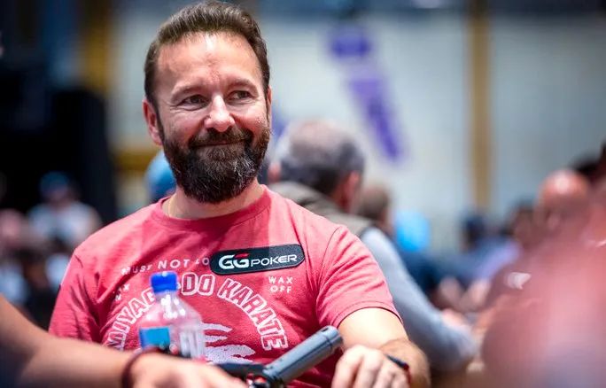 【APT扑克】WSOP奇人异事!小哥脱光跳上牌桌热舞?丹牛赢了800w刀“损失惨重”