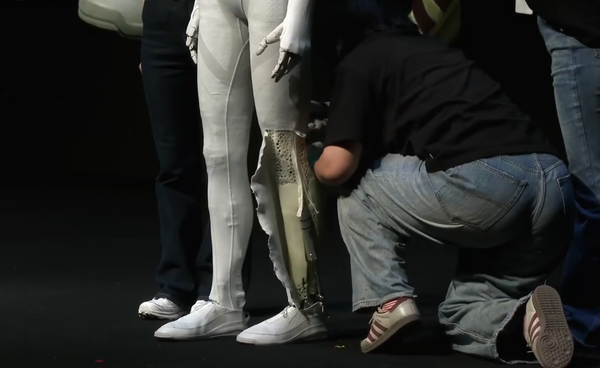 小鹏机器人是真是假?何小鹏现场直接剪开衣服自证 【APT扑克】小鹏机器人是真是假?何小鹏现场直接剪开衣服自证