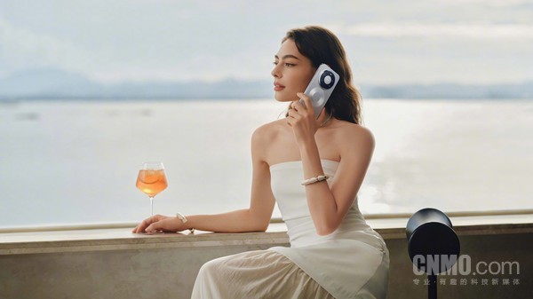 华为Mate 80系列 【APT扑克】外媒关注华为Mate 80引发明星抢购潮 线上库存秒售罄