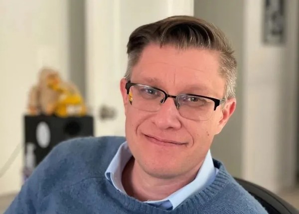 迈克·温克尔曼 【APT扑克】美艺术家Beeple展出人头机器狗 含马斯克、扎克伯格等