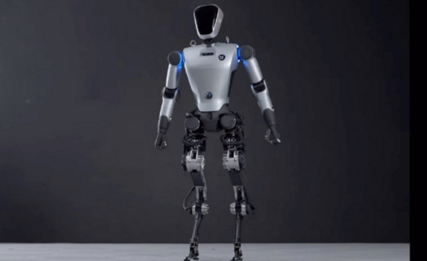 智元机器人 【APT扑克】智元机器人出货量超5100台 预计2025年营收破十亿