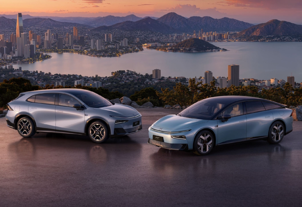 【APT扑克】一辆小鹏P7遭火车撞击后车主幸存 何小鹏发文回应