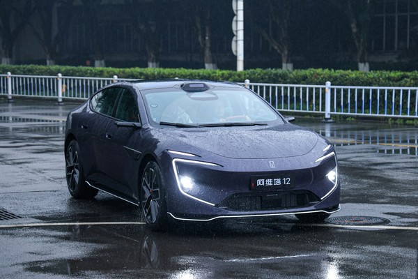 【APT扑克】华为靳玉志试驾新款阿维塔12 直言：&ldquo;如脱胎换骨！&rdquo;