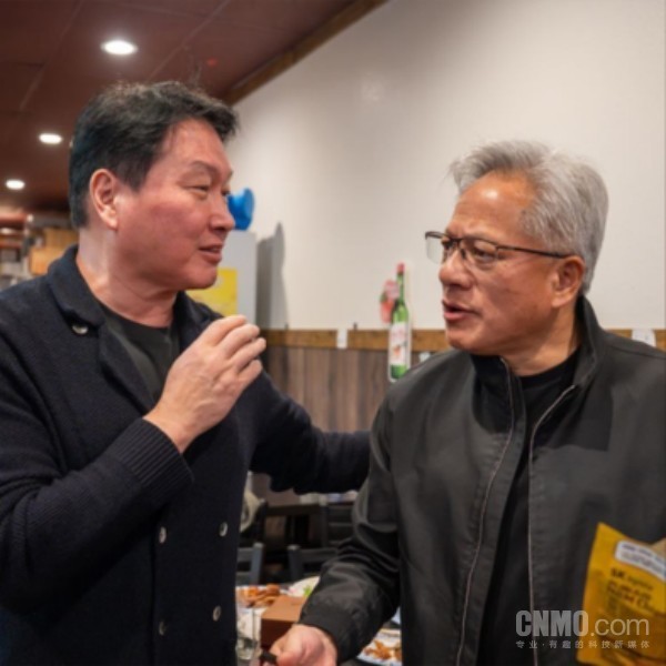 崔泰源(左)和黄仁勋(右) 【APT扑克】SK崔泰源与英伟达、Meta等高层会谈 布局AI内存供应链