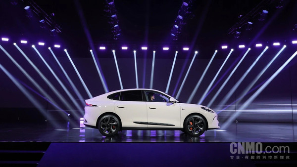 【APT扑克】千问大模型赋能！智己汽车超级智能体发布会定档3月18日