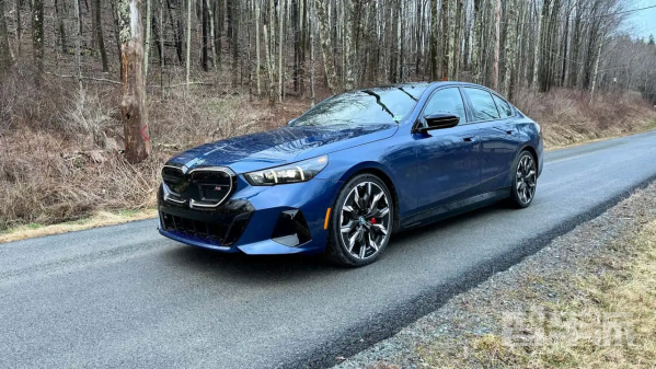 【APT扑克】宝马首款原生NACS接口车型曝光：竟是i5 M60 顶配独享