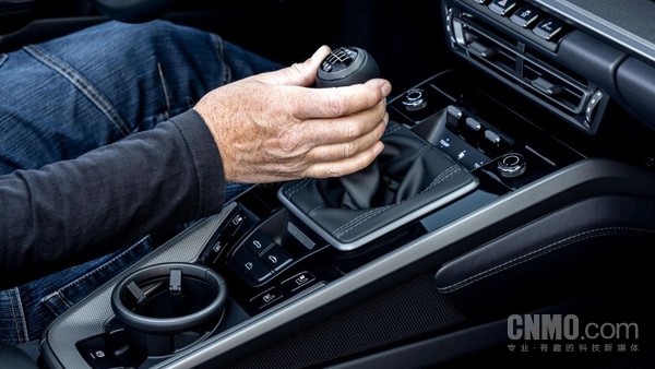保时捷新专利公布:线控技术复刻手动挡H型换挡! 【APT扑克】保时捷新专利公布:线控技术复刻手动挡H型换挡!