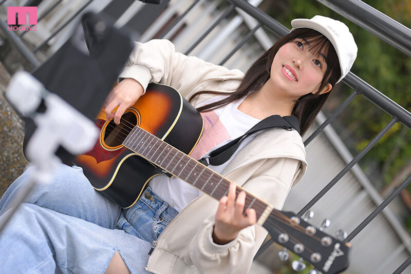 【APT扑克】[MIFD-724]实在太穷了！街头歌手白宫萌牙一咬就拍A片惹！