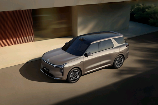 【APT扑克】智己LS8上市 零百4秒级 续航达1605公里  24.98万起