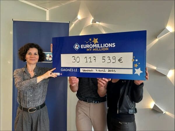 【APT扑克】欧洲百万彩票大奖得主匿名领奖，背后故事曝光