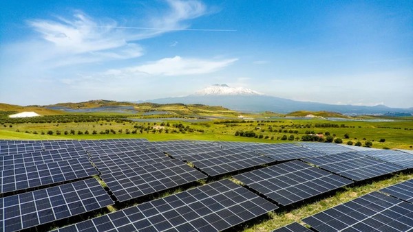 太阳能发电设施 【APT扑克】机构:2035年美国数据中心用电量预计激增至当前四倍