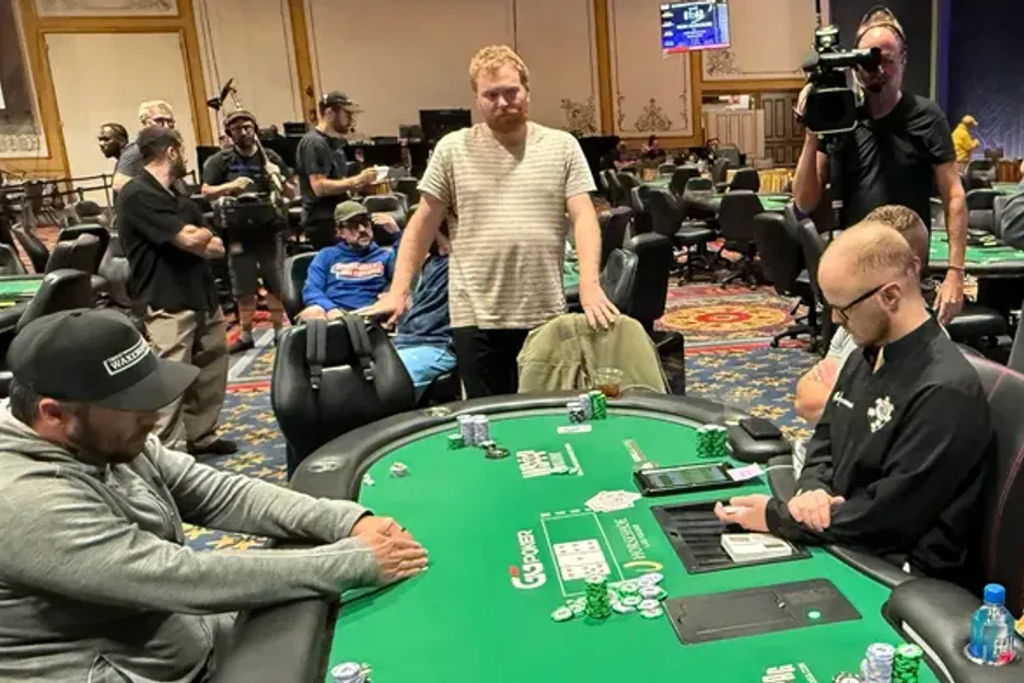 【APT扑克】WSOP主赛事“拖时间门”：为躺赚2万美金，他磨了整整17分钟