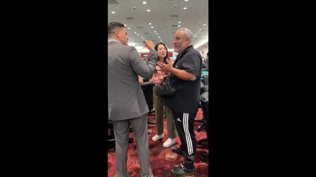 【APT扑克】规则书遇上荒诞剧：他坐错位置，全下了别人的记分牌并输掉，然后整个扑克圈吵翻了