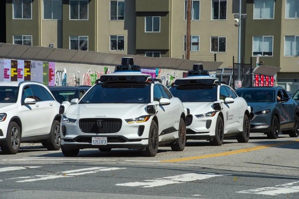 Waymo 【APT扑克】曝Waymo与Zoox测试车致安全员受伤 急刹变向成主因