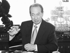 【APT扑克】赌王传奇人生落幕,家族成员尾七打扮休闲三太手镯亮眼