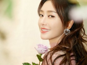 【APT扑克】40岁秦岚太美了!青花长裙现身央视晚会尽显典雅端庄