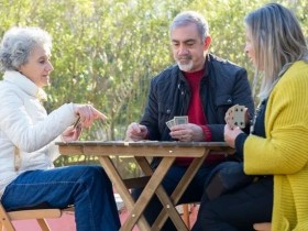 【APT扑克】趣闻 | 百岁老人分享长寿秘诀:每周打三次扑克