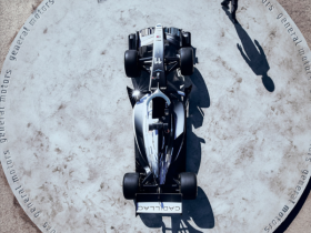 【APT扑克】凯迪拉克F1车队2026赛季正式涂装亮相 黑白双拼设计