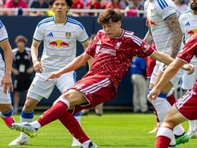 【APT扑克】热身赛利物浦2-0领先遭大逆转,利兹联连灌四球送伊劳拉首败